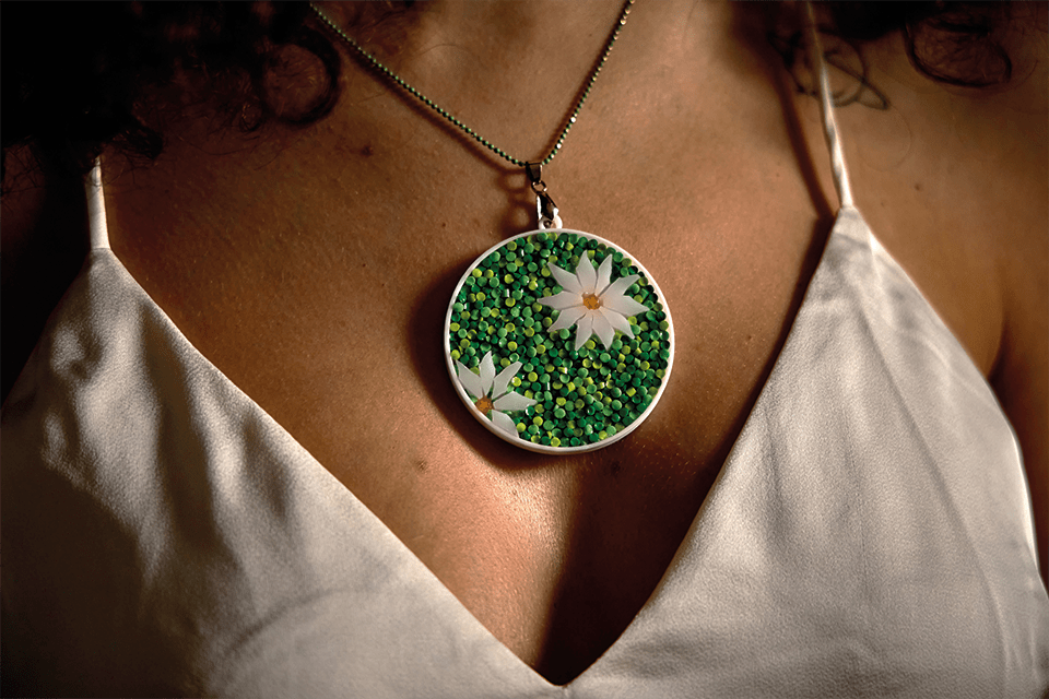 Collana in micromosaico gioielli margherite su ciondolo tondo - Mosaici di Barbara