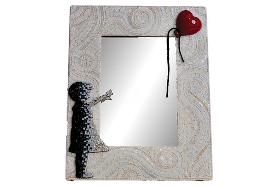 Cornice portafoto o specchio in mosaico | Bambina con palloncino - Mosaici di Barbara